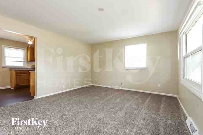 551 Westgate Dr - Photo 3 of 15