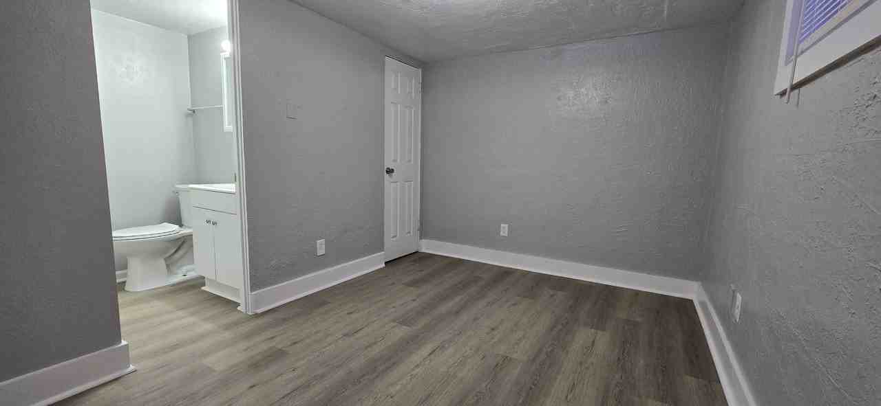 408 1st St #3 - Photo 3 of 7