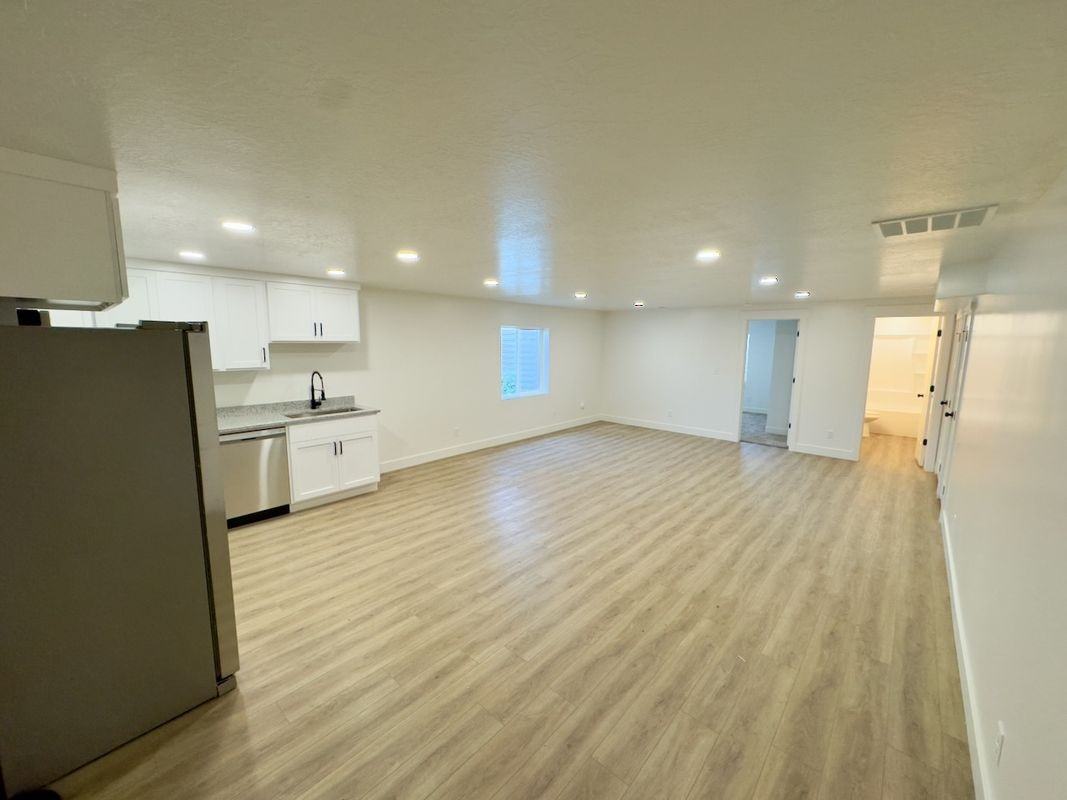 109 N Main St - Photo 4 of 11