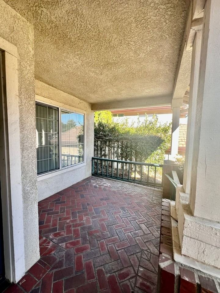 1077 S Hanlon Way - Photo 3 of 32