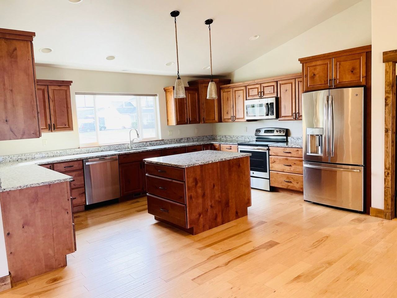 740 Stone St - Photo 5 of 23