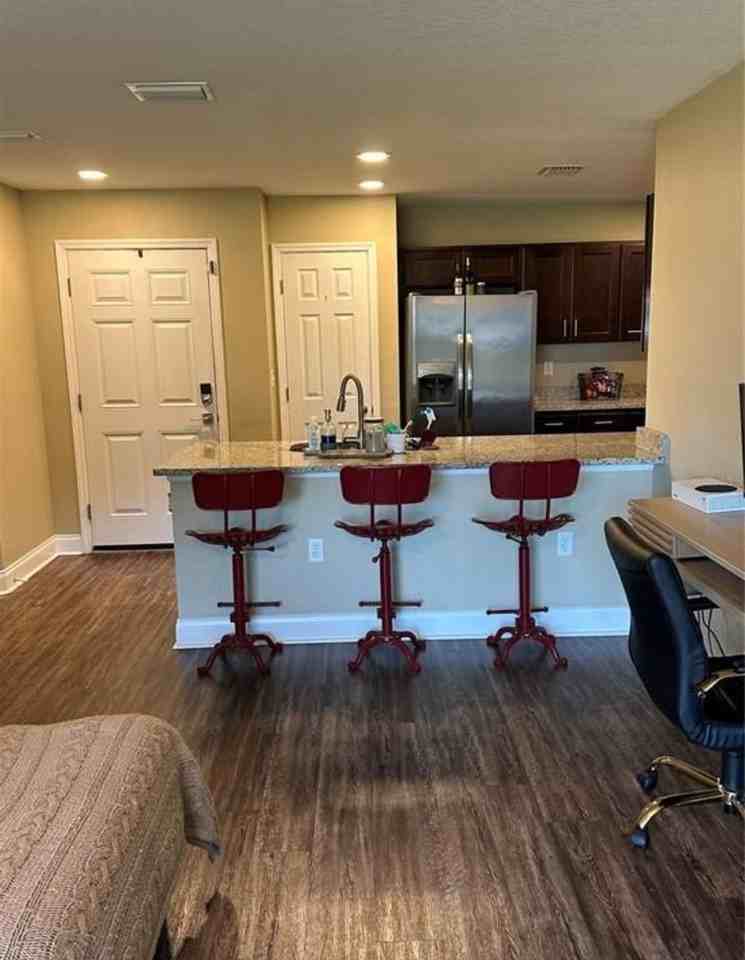 485 6th St Se - Photo 3 of 10