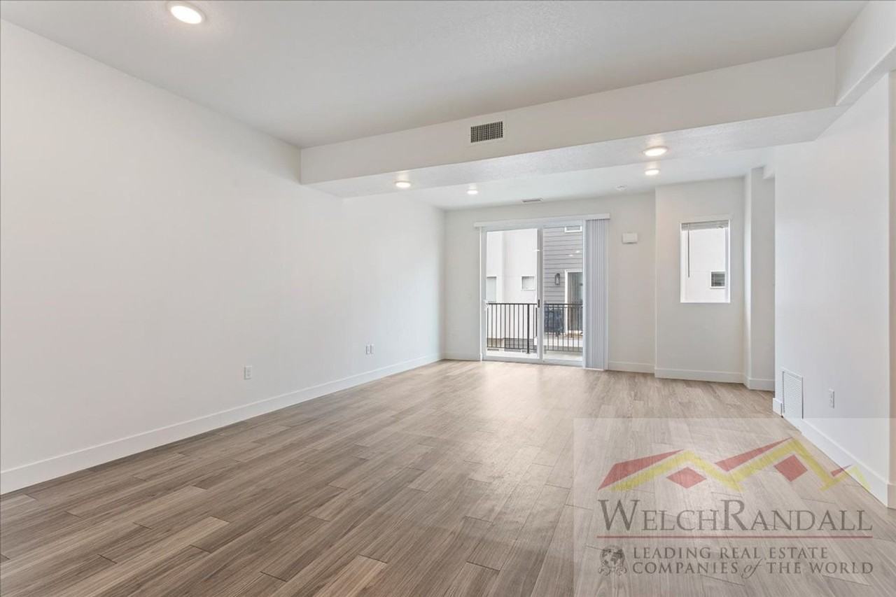 2366 W Leigh Ln - Photo 3 of 31