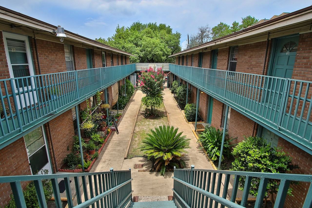 1419 Hyde Park - Photo 7 of 26