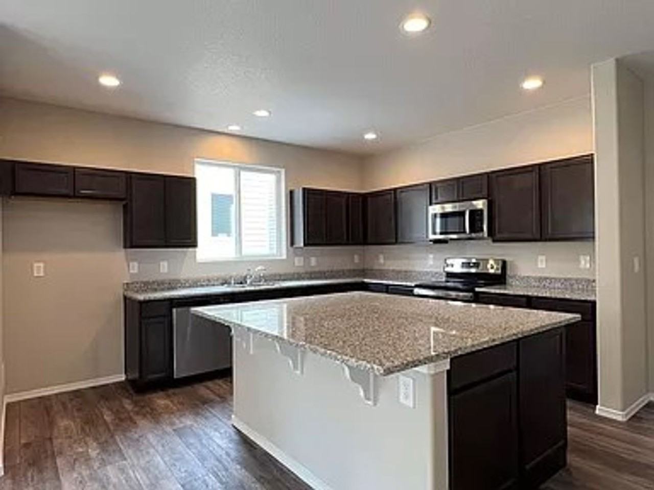 3863 Vineyard Cir - Photo 4 of 31