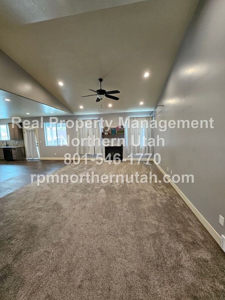 1433 W 3225 S #A - Photo 3 of 19