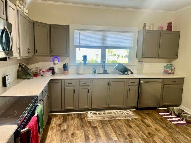 102 W 8th St - Photo 3 of 6