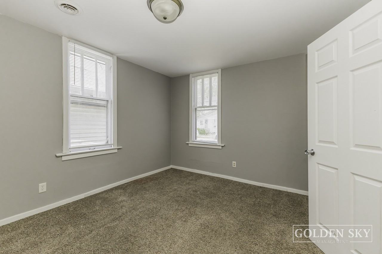 1109 E 8th St - Photo 6 of 10