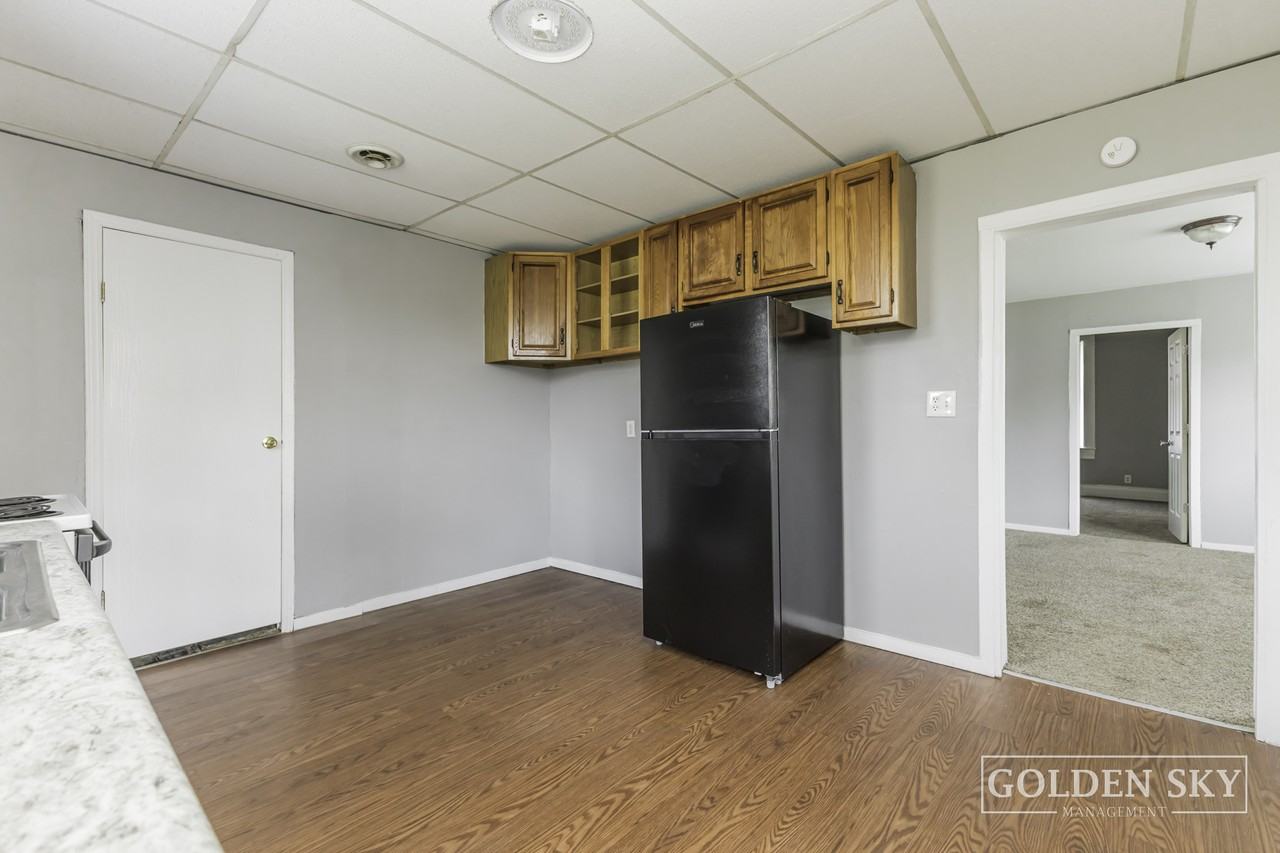 1109 E 8th St - Photo 3 of 10