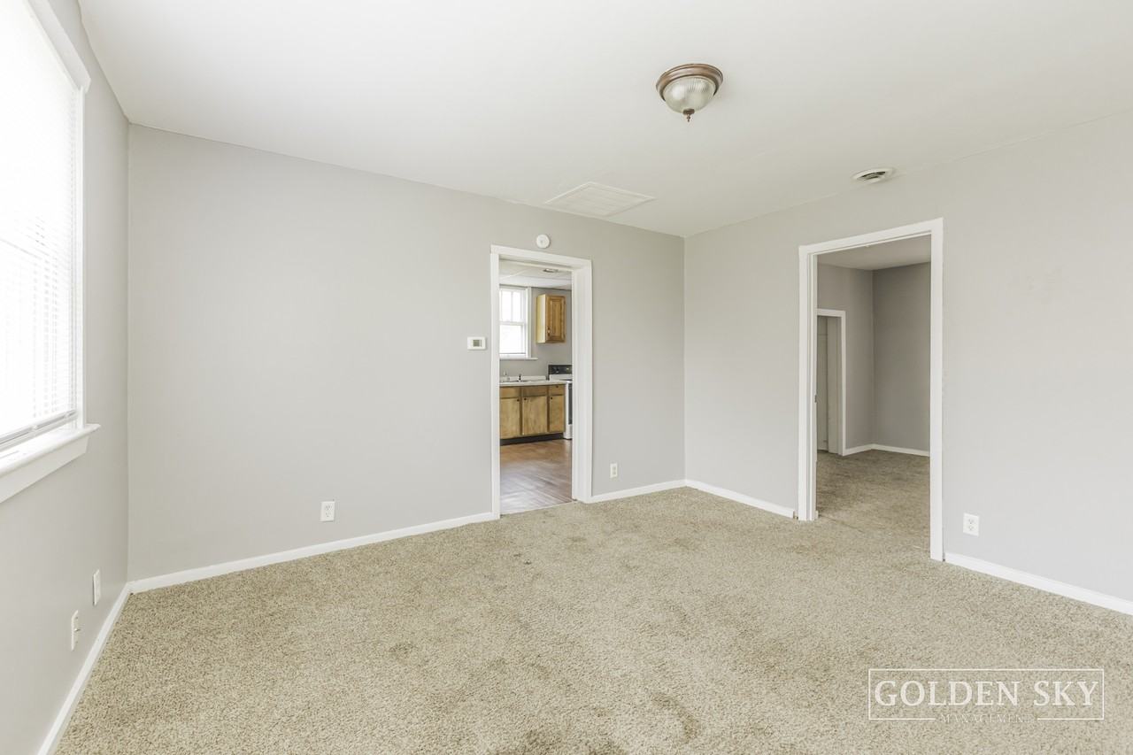 1109 E 8th St - Photo 3 of 10