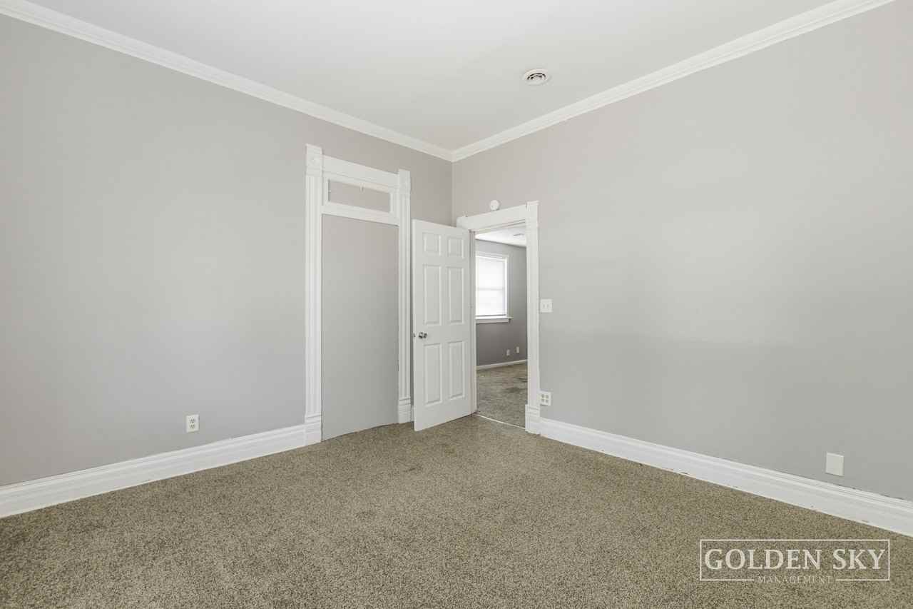 1109 E 8th St - Photo 3 of 10