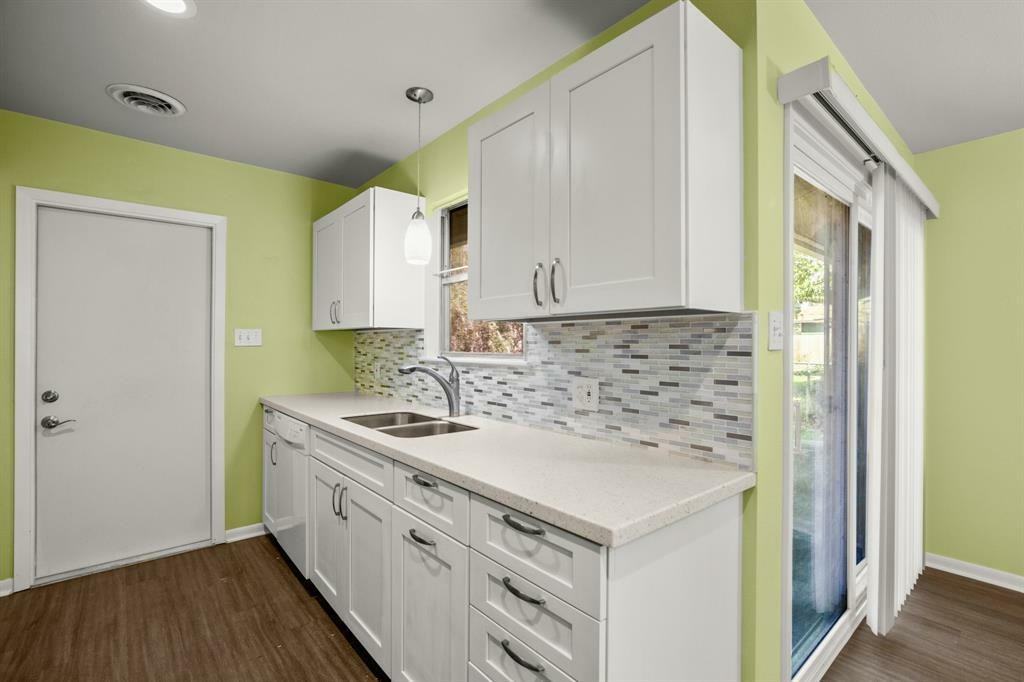 8510 Rockwood Ln - Photo 4 of 21