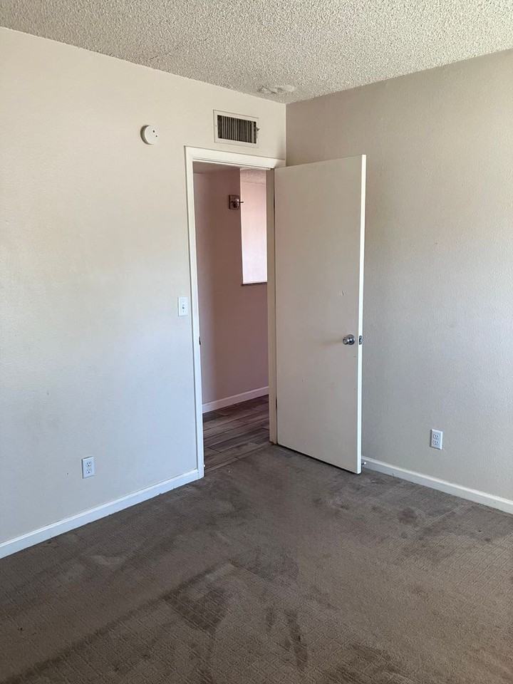 3052 N Edith Blvd - Photo 2 of 9