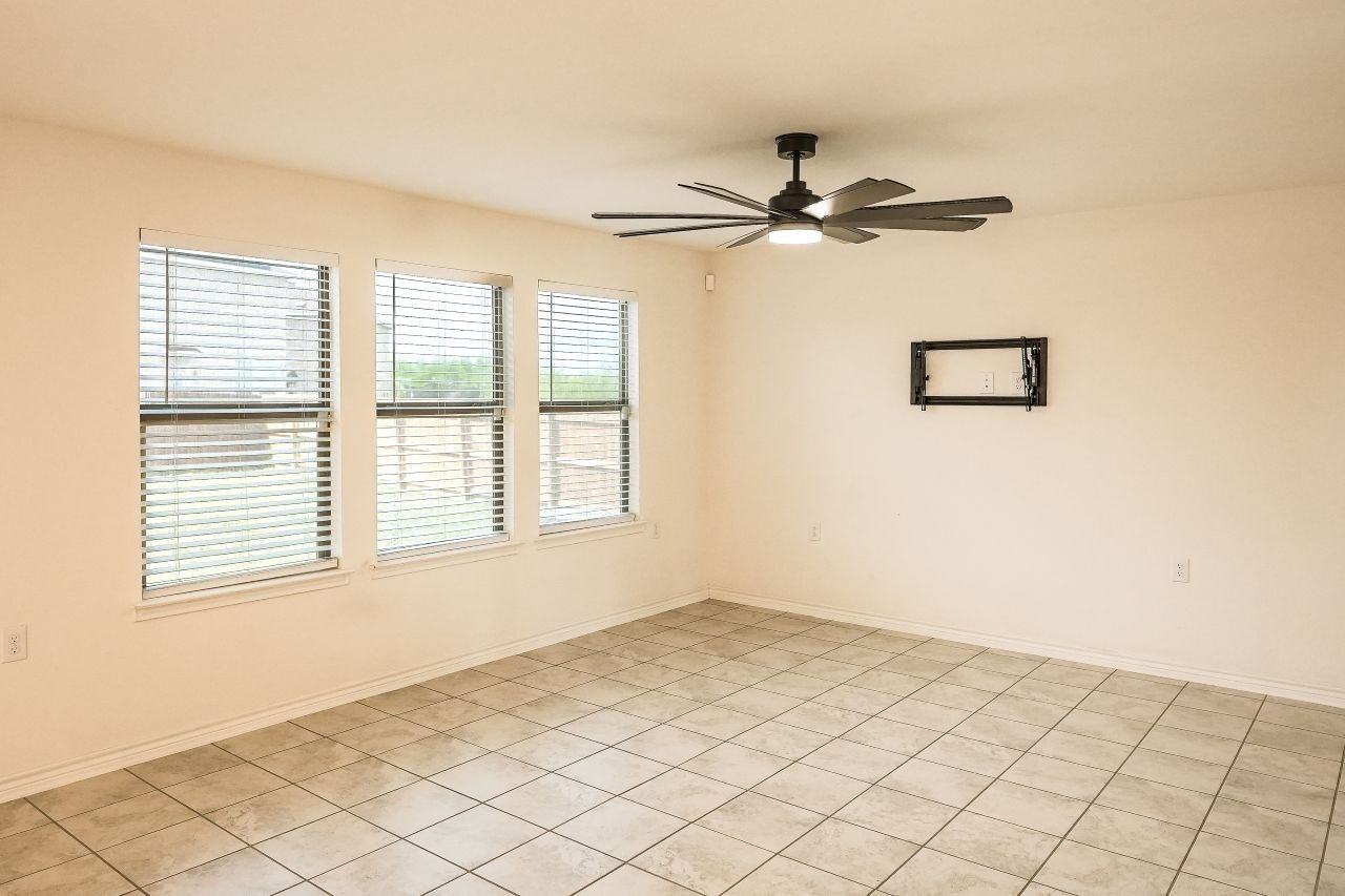 5527 Castle Brook Dr - Photo 4 of 21