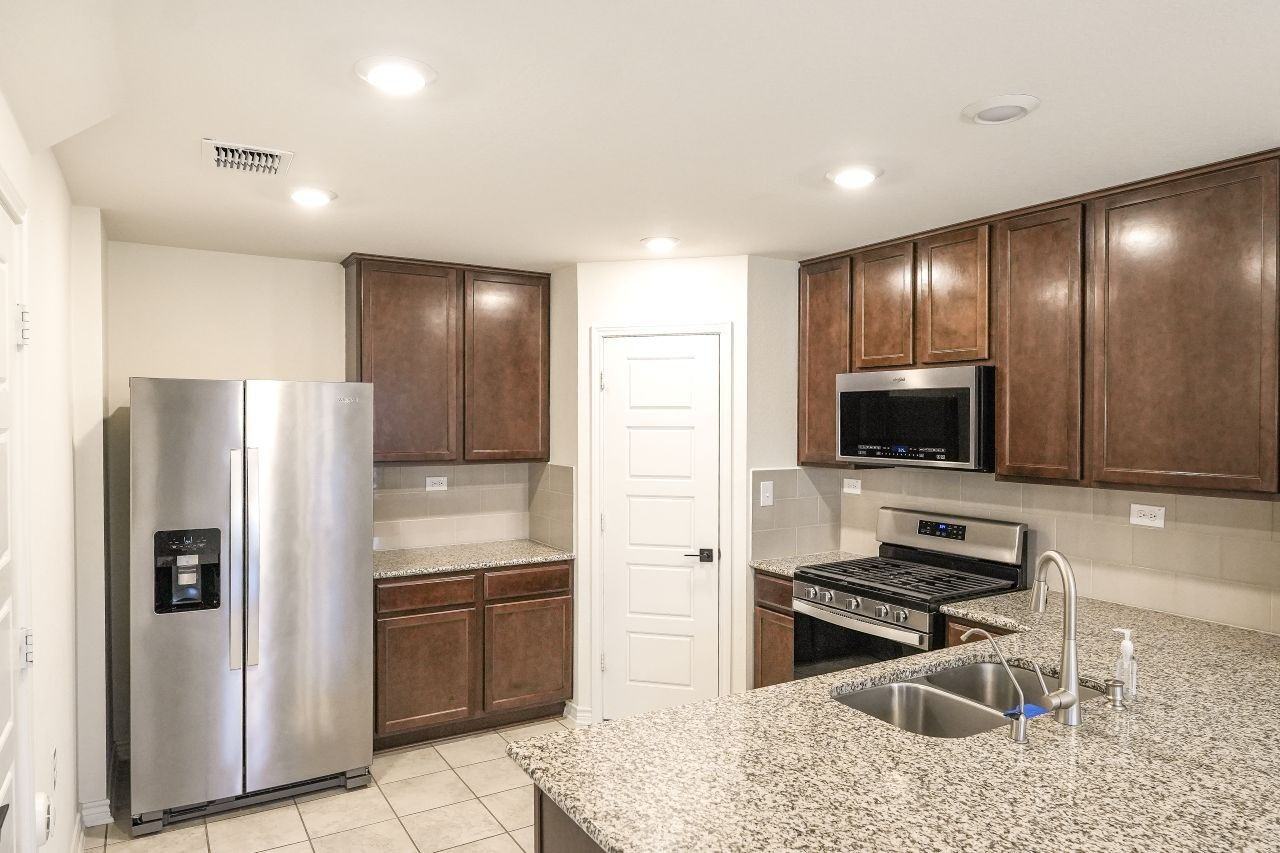 5527 Castle Brook Dr - Photo 5 of 21