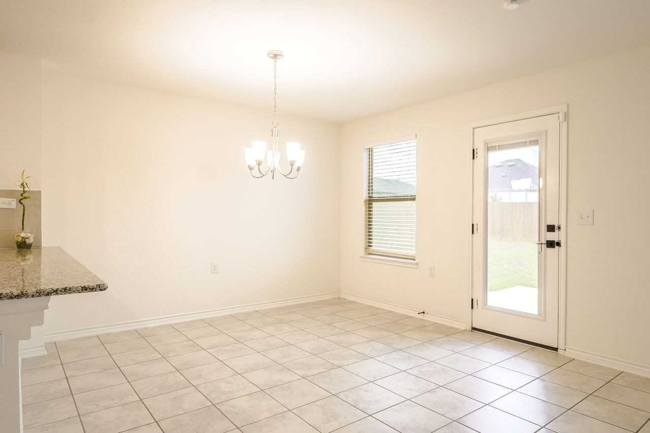 5527 Castle Brook Dr - Photo 6 of 21