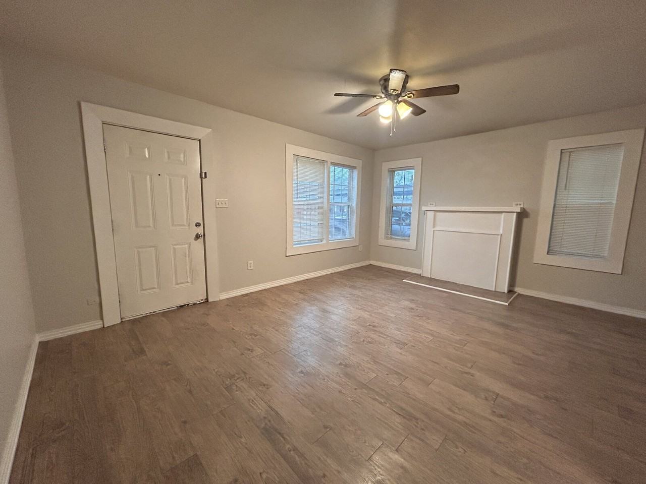1925 26th St - Photo 3 of 10