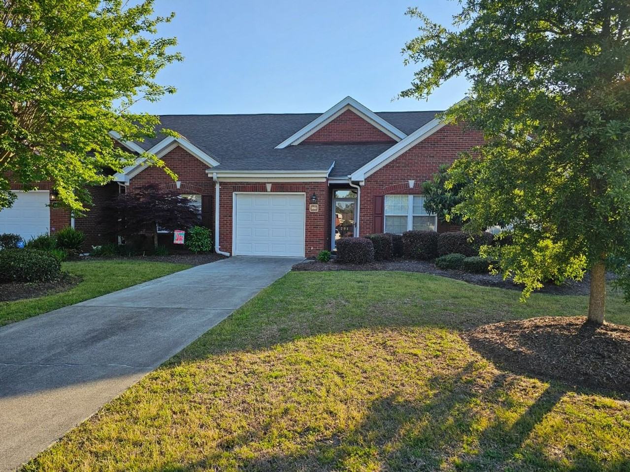 204 Hilliard Ct - Photo 2 of 32