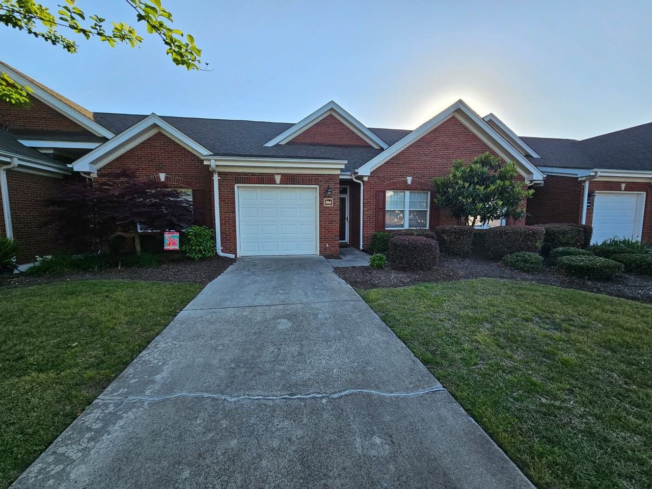 204 Hilliard Ct - Photo 3 of 32