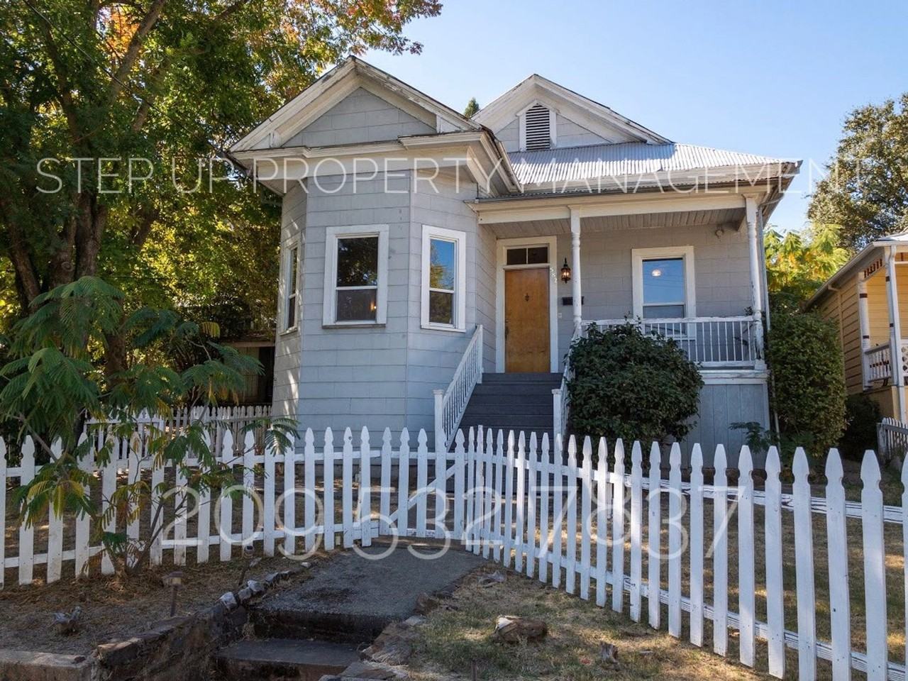 582 Olive St - Photo 2 of 17