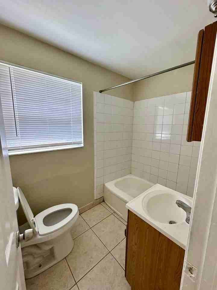 Velma 1045 - Photo 3 of 3