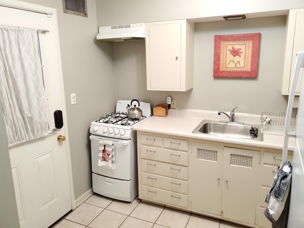 220 West 21st Street - Photo 5 of 47