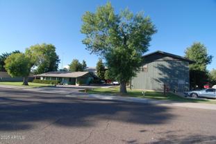 2416 W Augusta Ave #4 - Photo 1 of 1