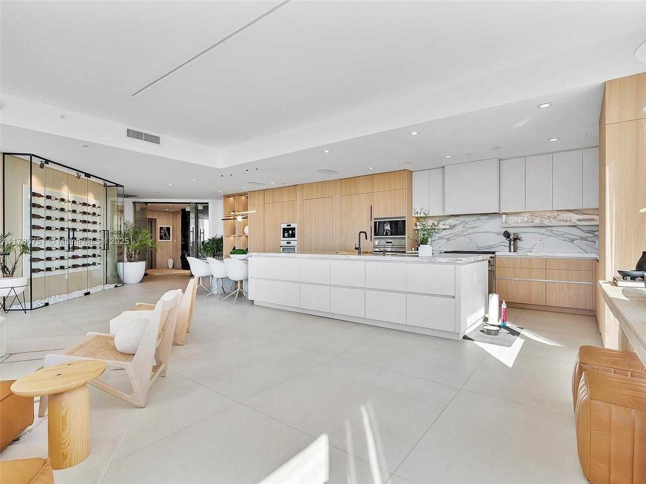 21 Isle Of Venice Dr #PH1 - Photo 5 of 20