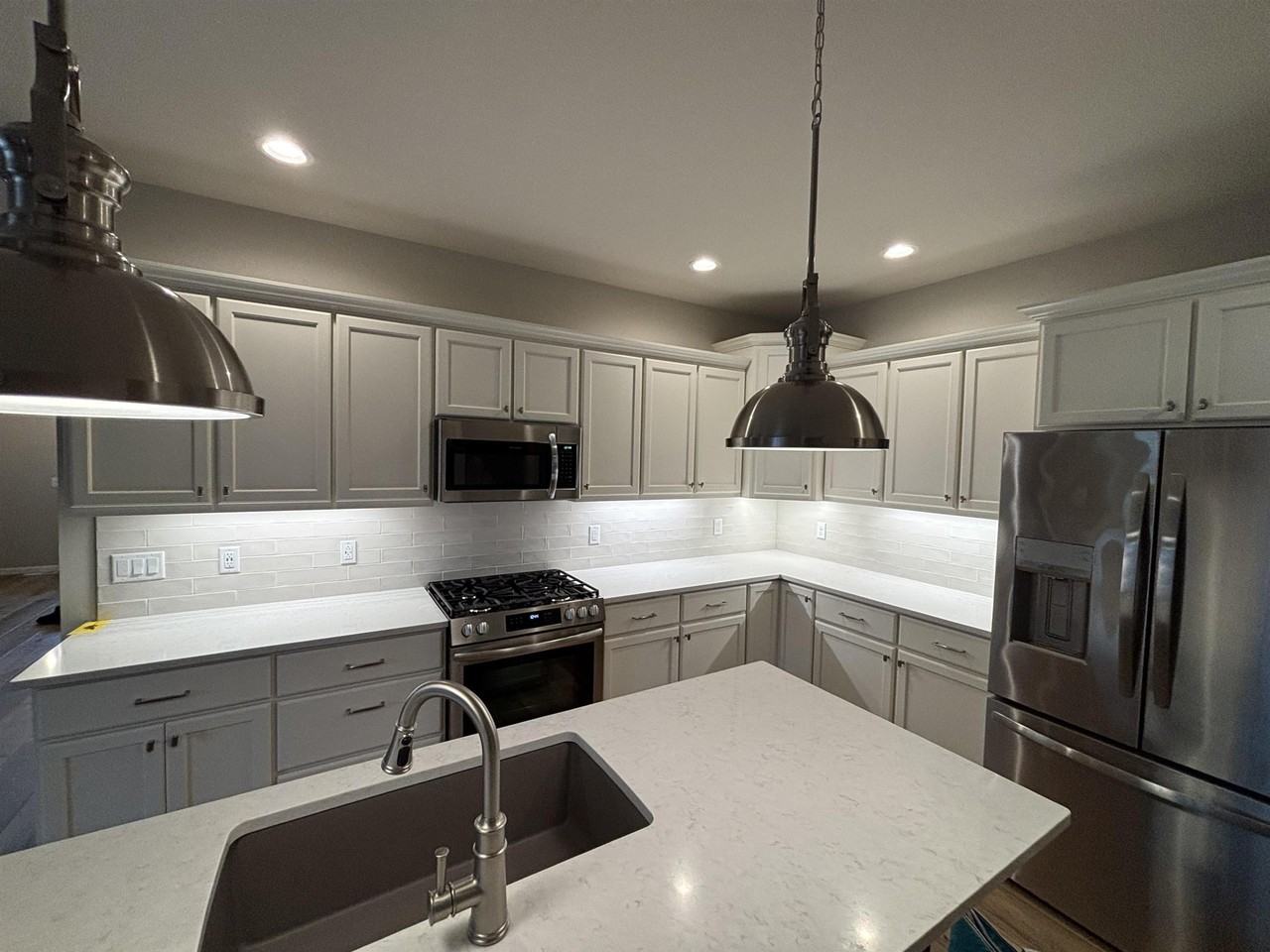 2155 Rosenberg Ln - Photo 4 of 19