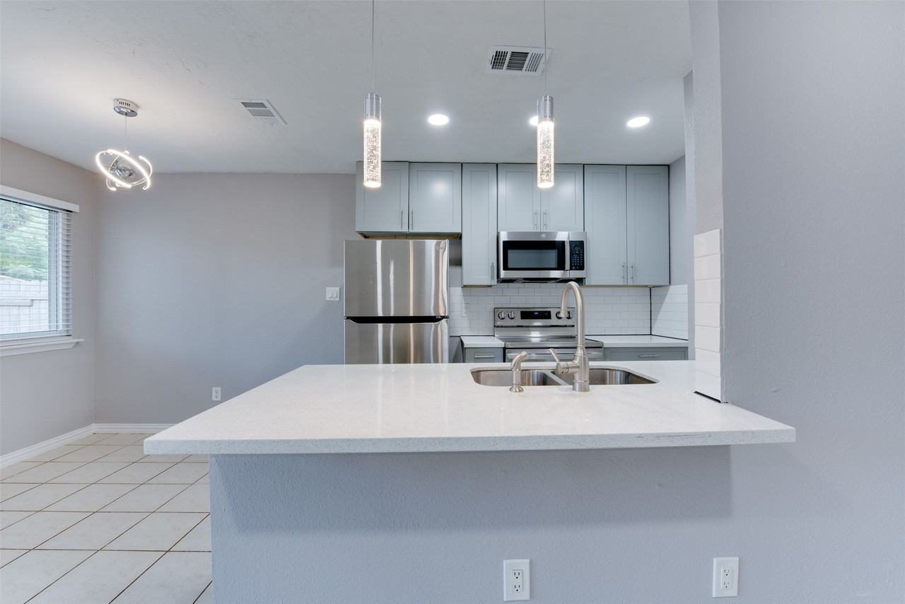 16218 Camino Del Sol Dr - Photo 4 of 23