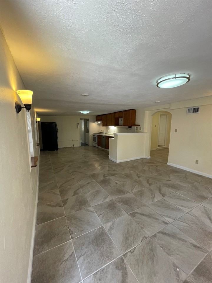 1405 Vine Rd - Photo 4 of 27