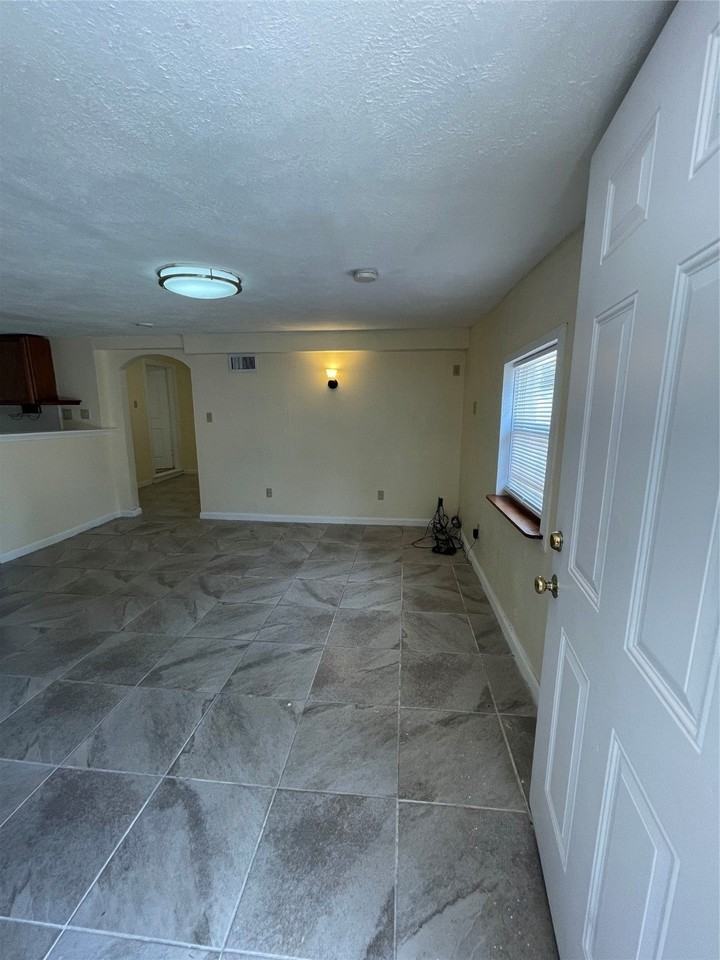 1405 Vine Rd - Photo 5 of 27