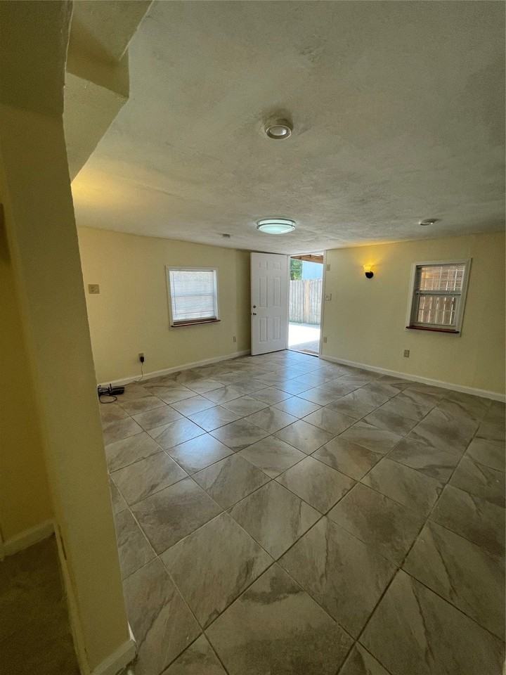 1405 Vine Rd - Photo 6 of 27