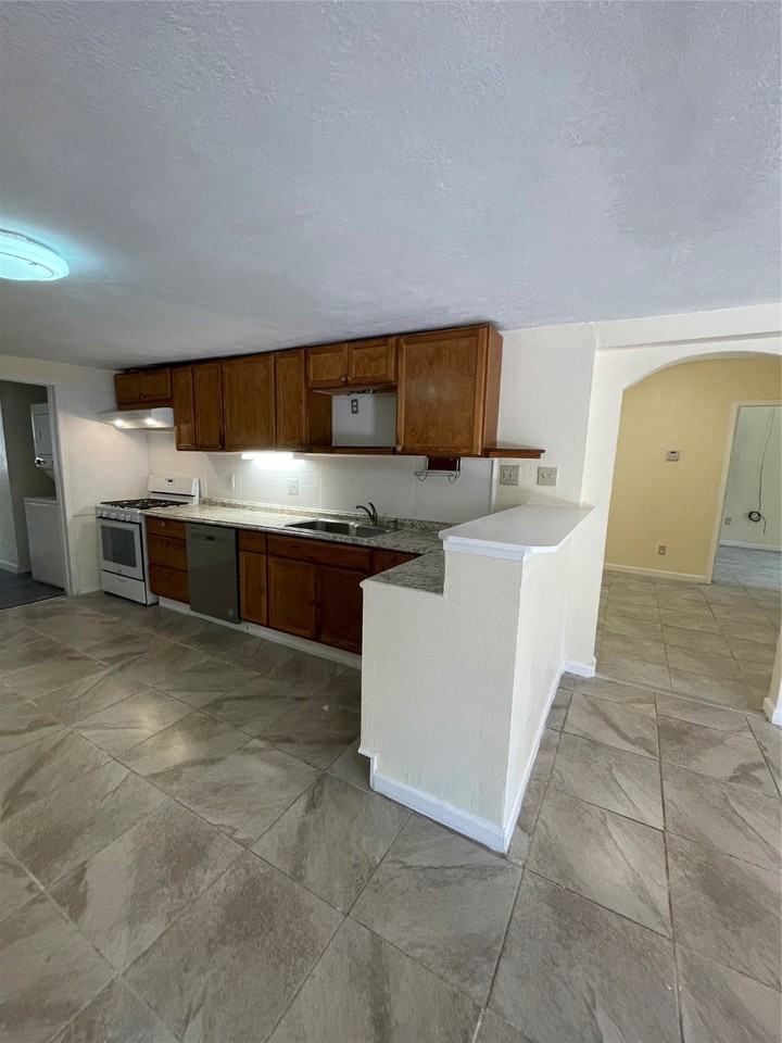 1405 Vine Rd - Photo 7 of 27