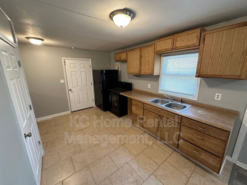 727 N 81st Ter - Photo 2 of 35