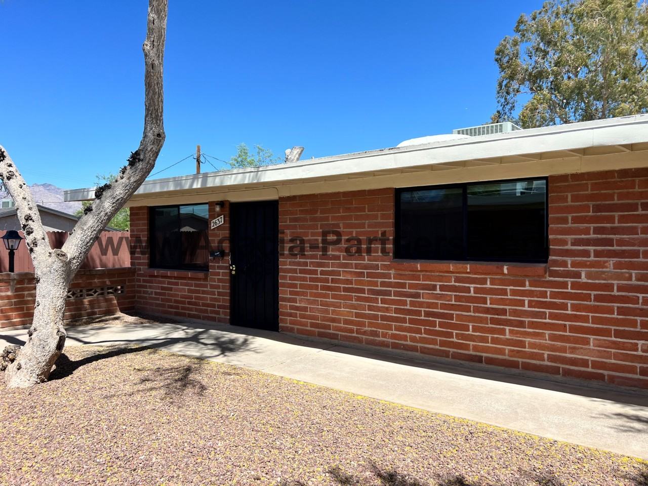 2637 E Water St - Photo 2 of 11