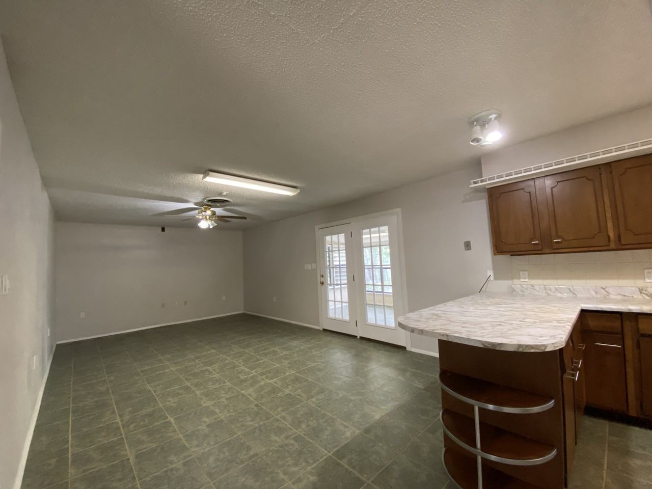 926 Hillcrest Dr - Photo 5 of 14