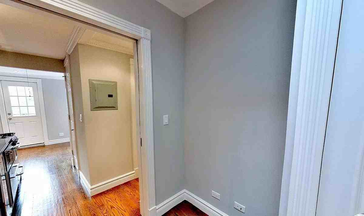 E 5th St #4B - Photo 3 of 5