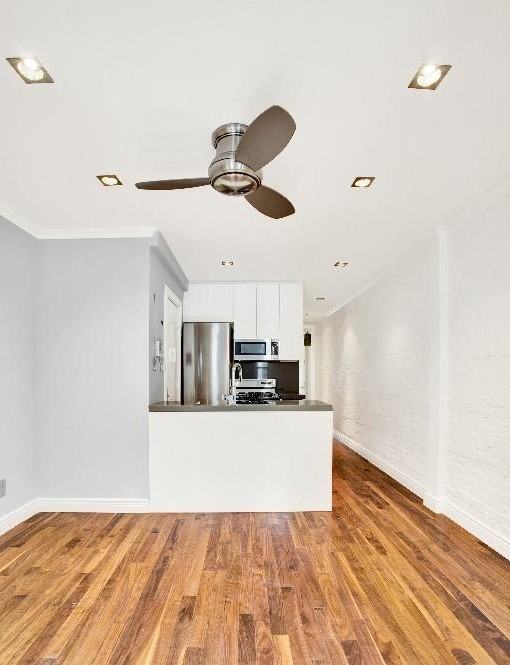 E 6th St #2D3D - Photo 3 of 8