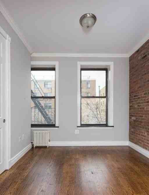 E 8th St #D2 - Photo 4 of 5