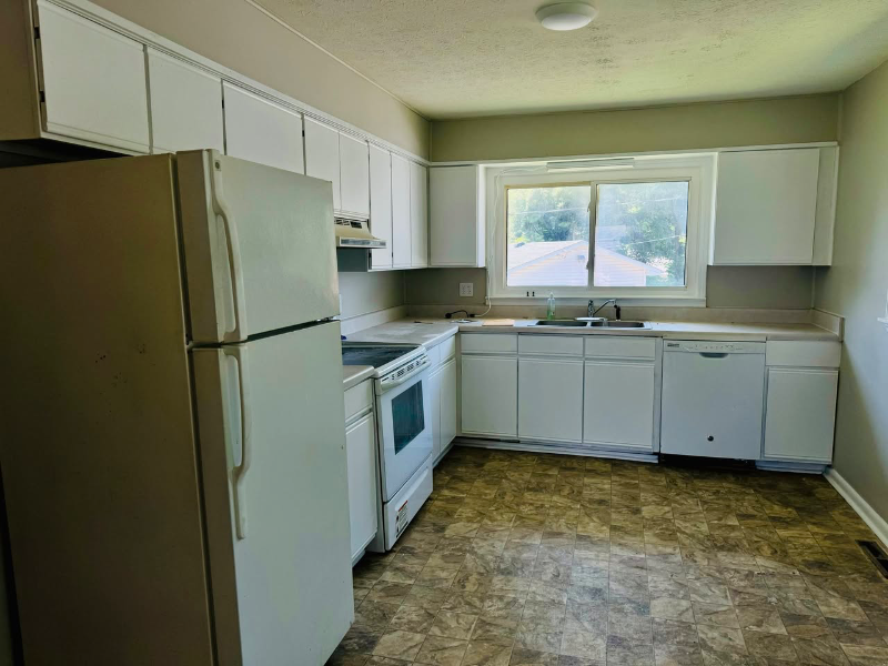 312 Spring St - Photo 3 of 4