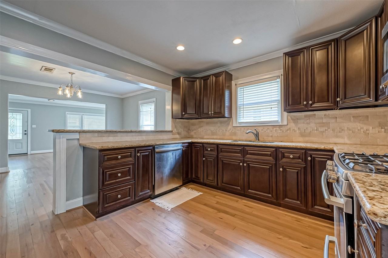 802 E 29th Street Street - Photo 2 of 44