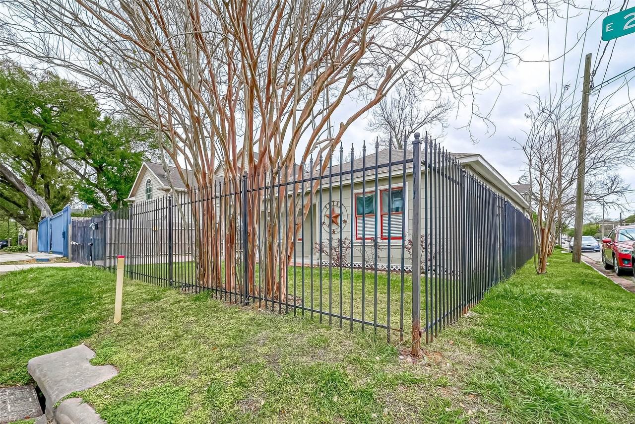 802 E 29th Street Street - Photo 5 of 44