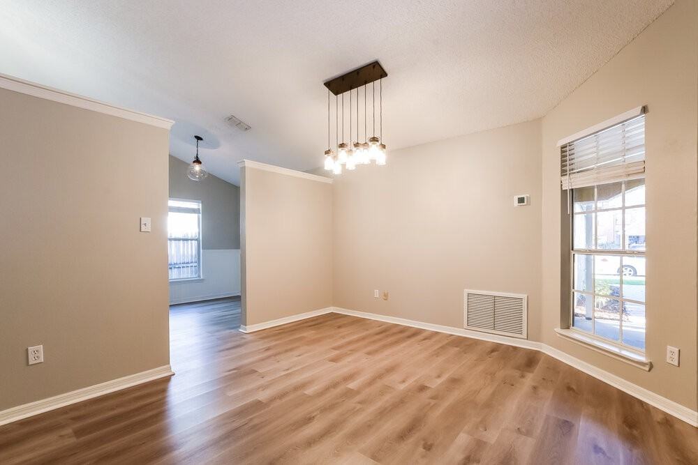 2377 Roanoke Ct - Photo 5 of 16