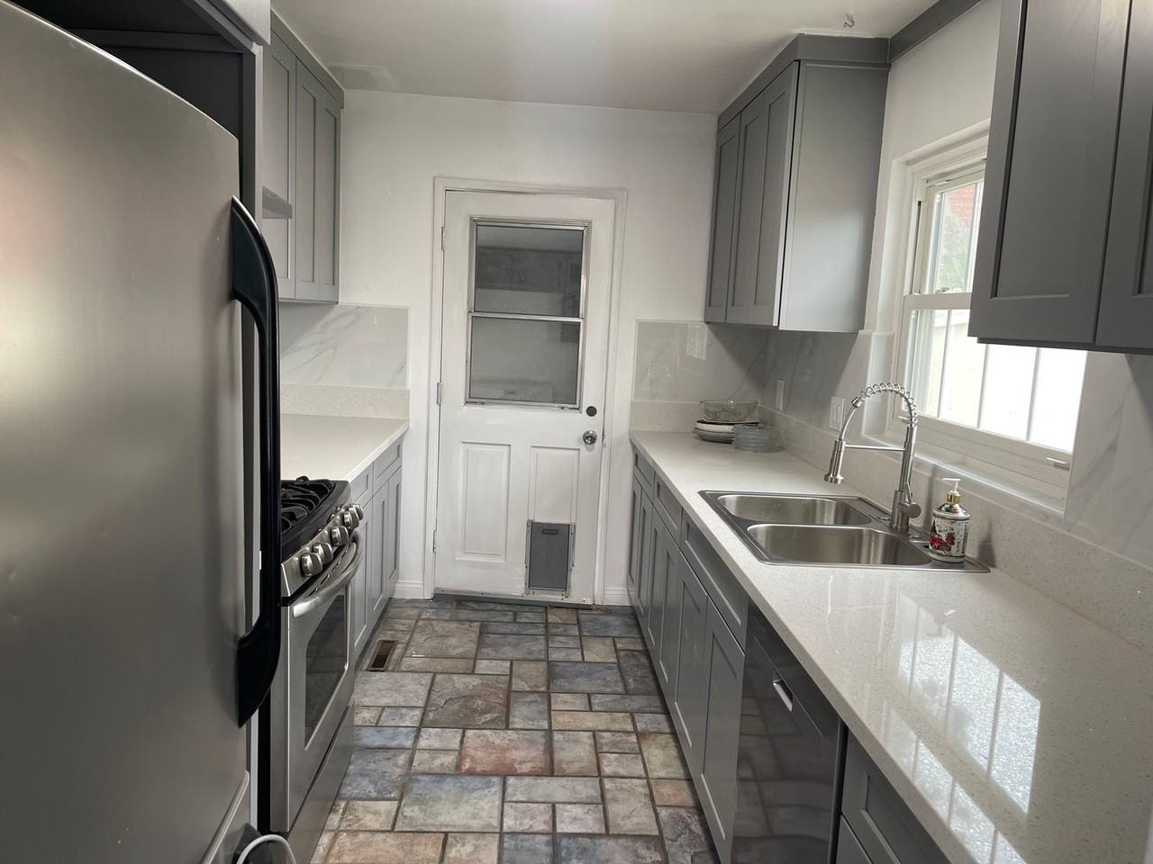 7262 Stanford Ave - Photo 4 of 19