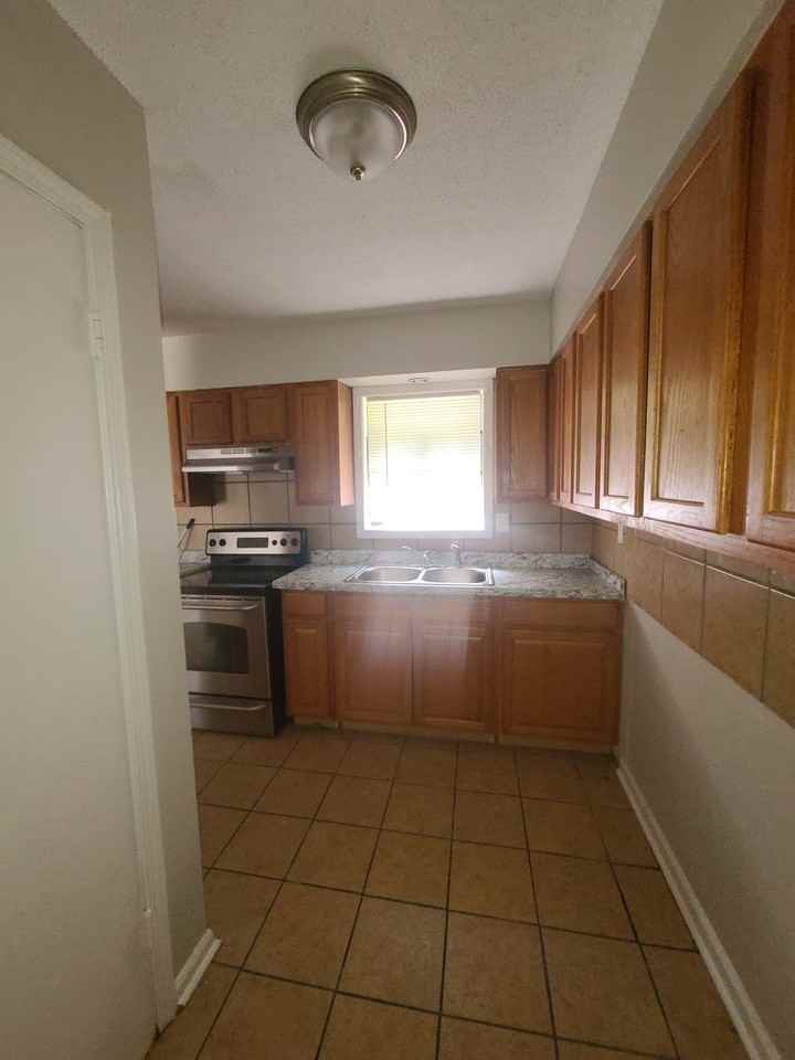 4029 Glenbrook St - Photo 3 of 19