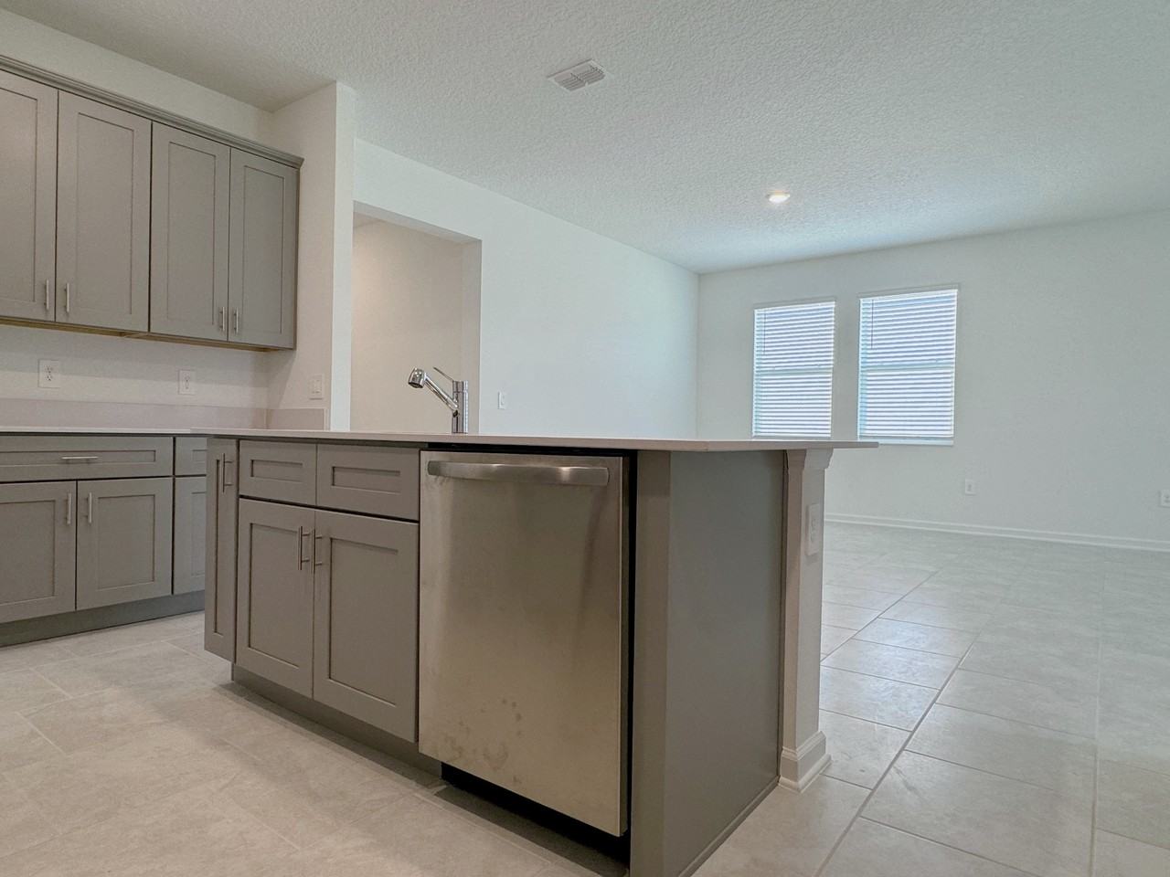 4197 Jespersen St - Photo 5 of 20