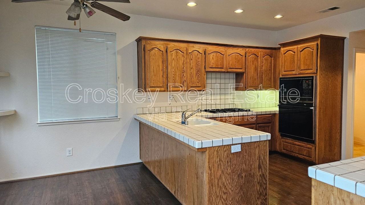 1952 Kettle Rock Ct - Photo 3 of 15
