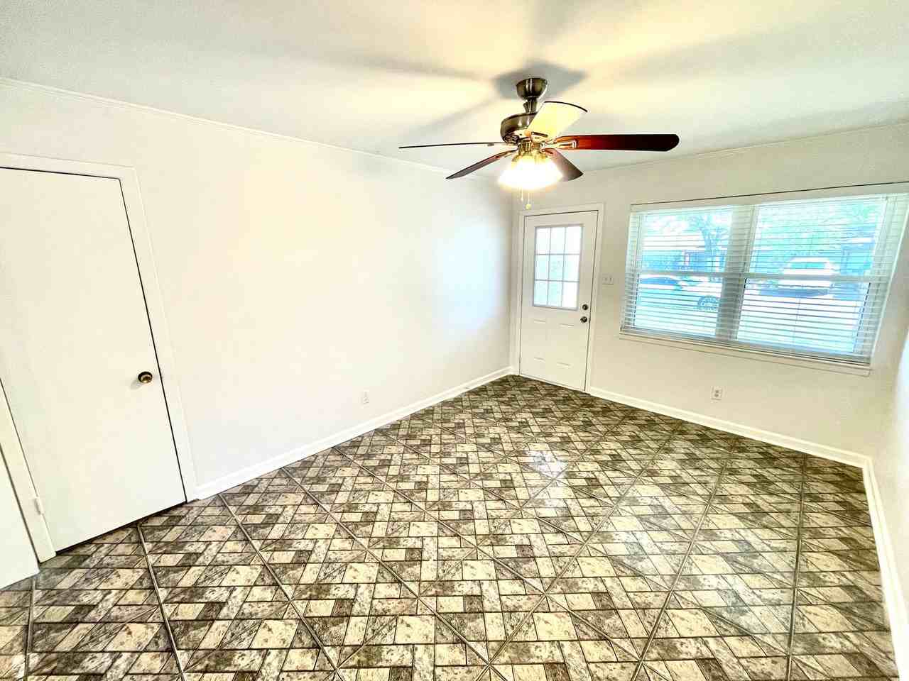 201 E Fuller Dr - Photo 2 of 14