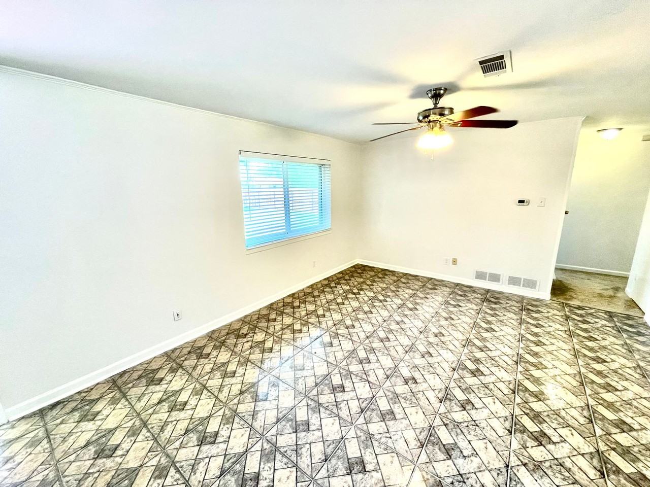 201 E Fuller Dr - Photo 4 of 14